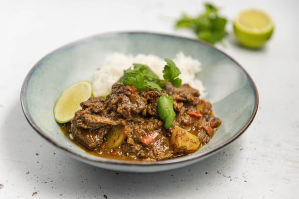 Tarkarí de Chivo: Una Historia de Sabores Migrantes y Memoria Criolla